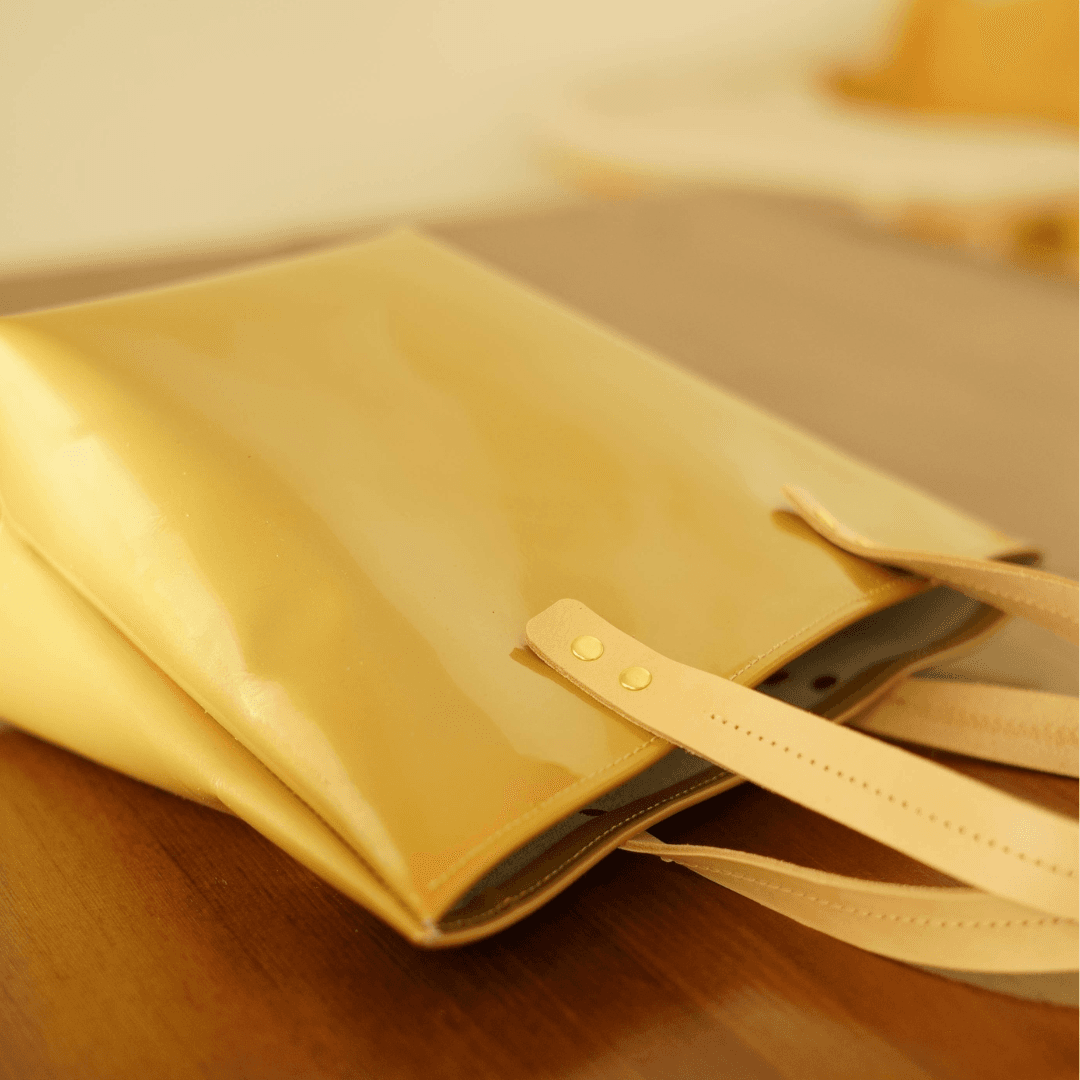 ゴールドエナメルレザーの本革トートバッグ｜深い艶と上品な輝きのハンドメイドバッグ　ヌメ革の持ち手 | 4枚目