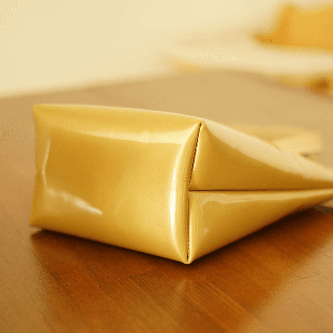 ゴールドエナメルレザーの本革トートバッグ｜深い艶と上品な輝きのハンドメイドバッグ　ヌメ革の持ち手 | 5枚目