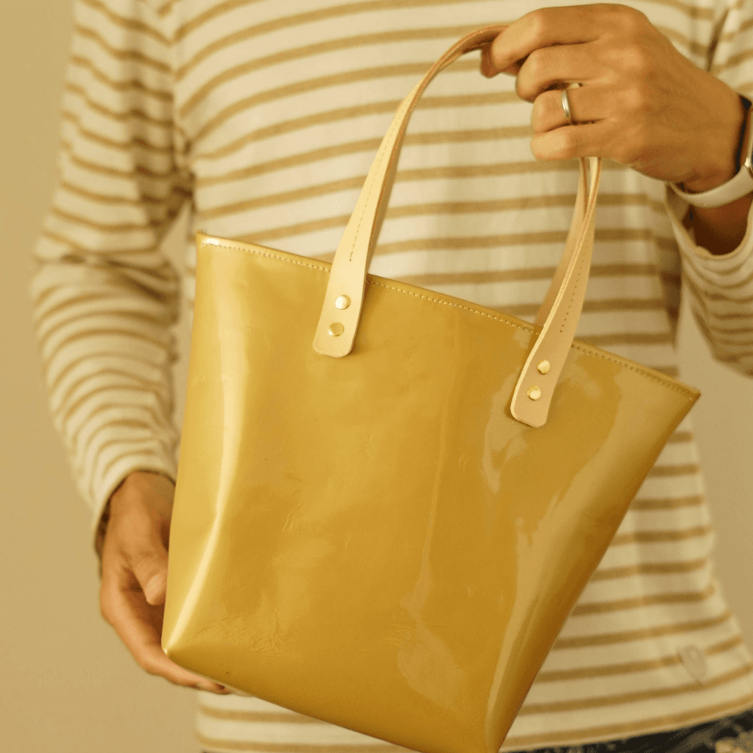 ゴールドエナメルレザーの本革トートバッグ｜深い艶と上品な輝きのハンドメイドバッグ　ヌメ革の持ち手 | 6枚目