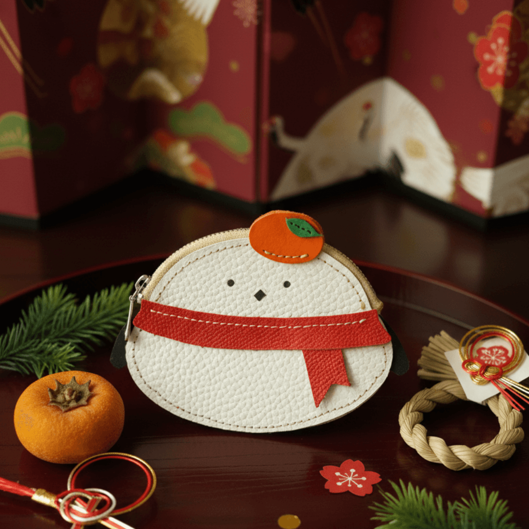 シマエナガの本革鏡餅コインケース〈みかんとむすびマフラー〉1枚目の画像