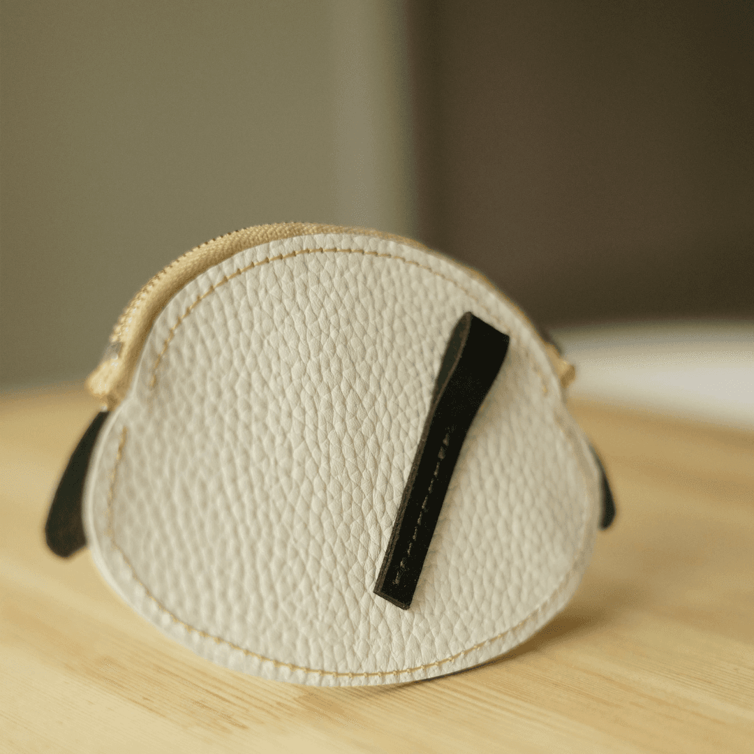 冬の装いにぴったりな、マフラーをつけたシマエナガの本革レザーコインケース | 3枚目