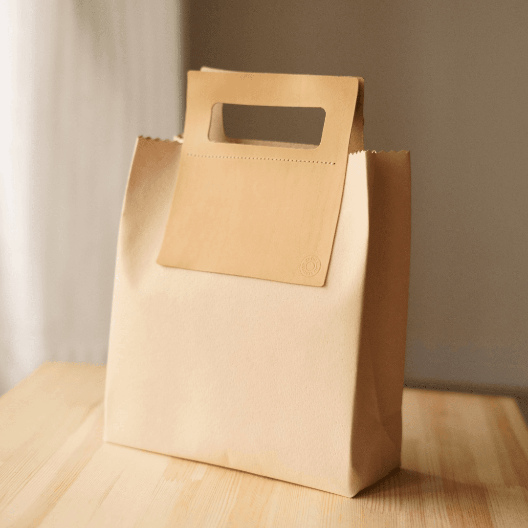 革で仕立てた“紙袋”トート〈きなりナチュラル〉　名前刻印オプション1枚目の画像