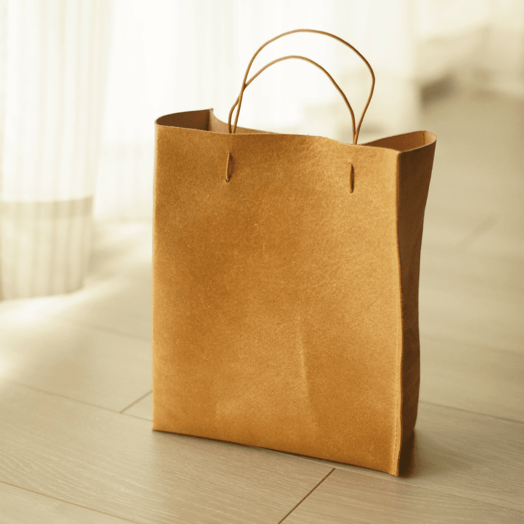 床革のトートバッグ／紙袋のようなフォルム（23×20×9cm／サイズ変更可）アンティークな質感・きなりナチュラル | 3枚目