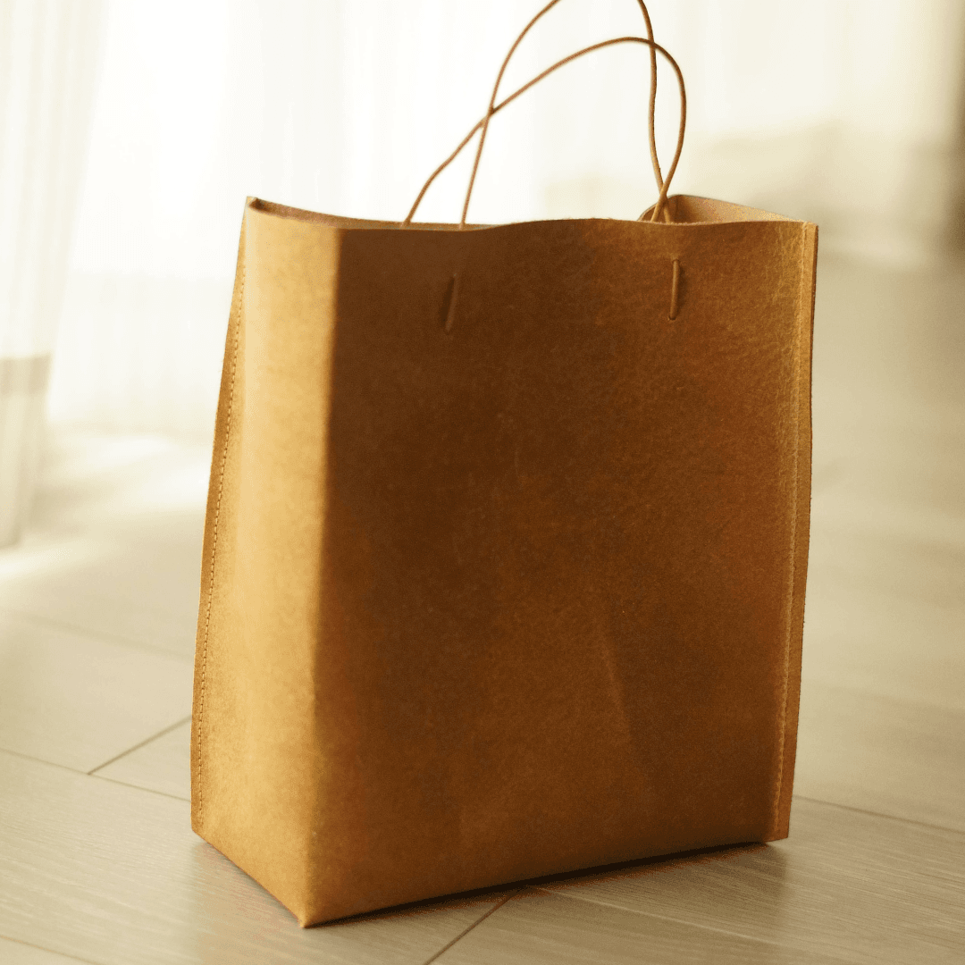 床革のトートバッグ／紙袋のようなフォルム（23×20×9cm／サイズ変更可）アンティークな質感・きなりナチュラル | 4枚目