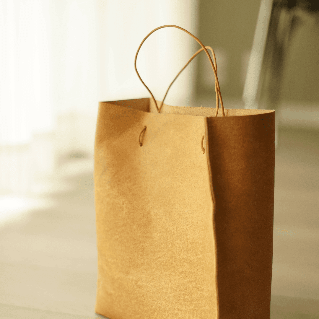 床革のトートバッグ／紙袋のようなフォルム（23×20×9cm／サイズ変更可）アンティークな質感・きなりナチュラル | 5枚目