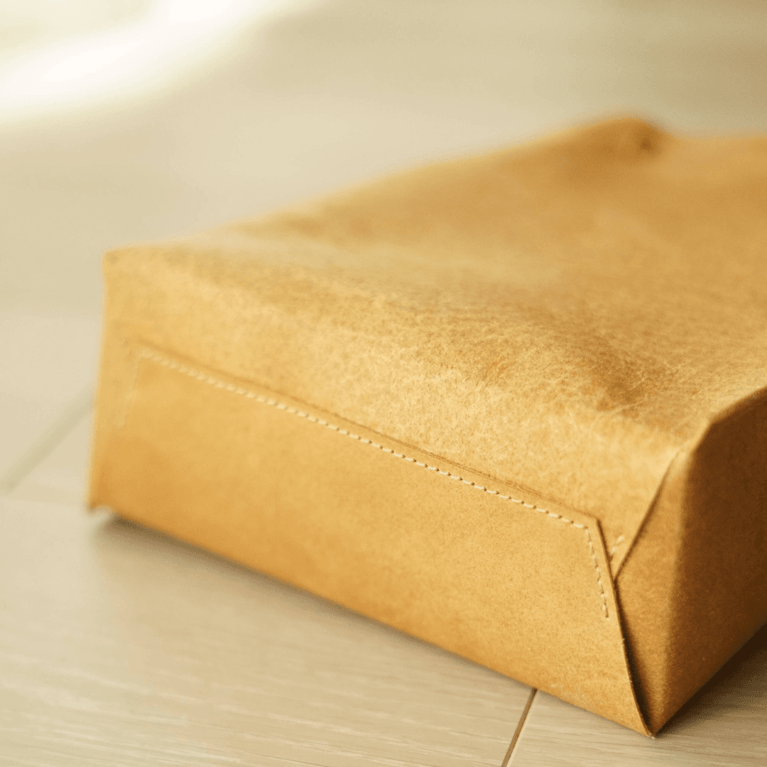 床革のトートバッグ／紙袋のようなフォルム（23×20×9cm／サイズ変更可）アンティークな質感・きなりナチュラル | 6枚目