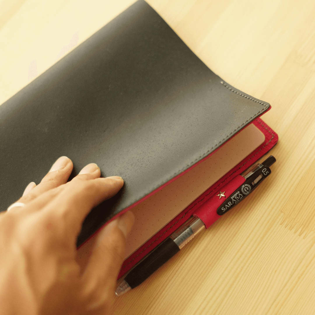 A5ノートカバー／イタリアンレザー（カラーオーダー・刻印可）星のスタッズがアクセント1枚目の画像