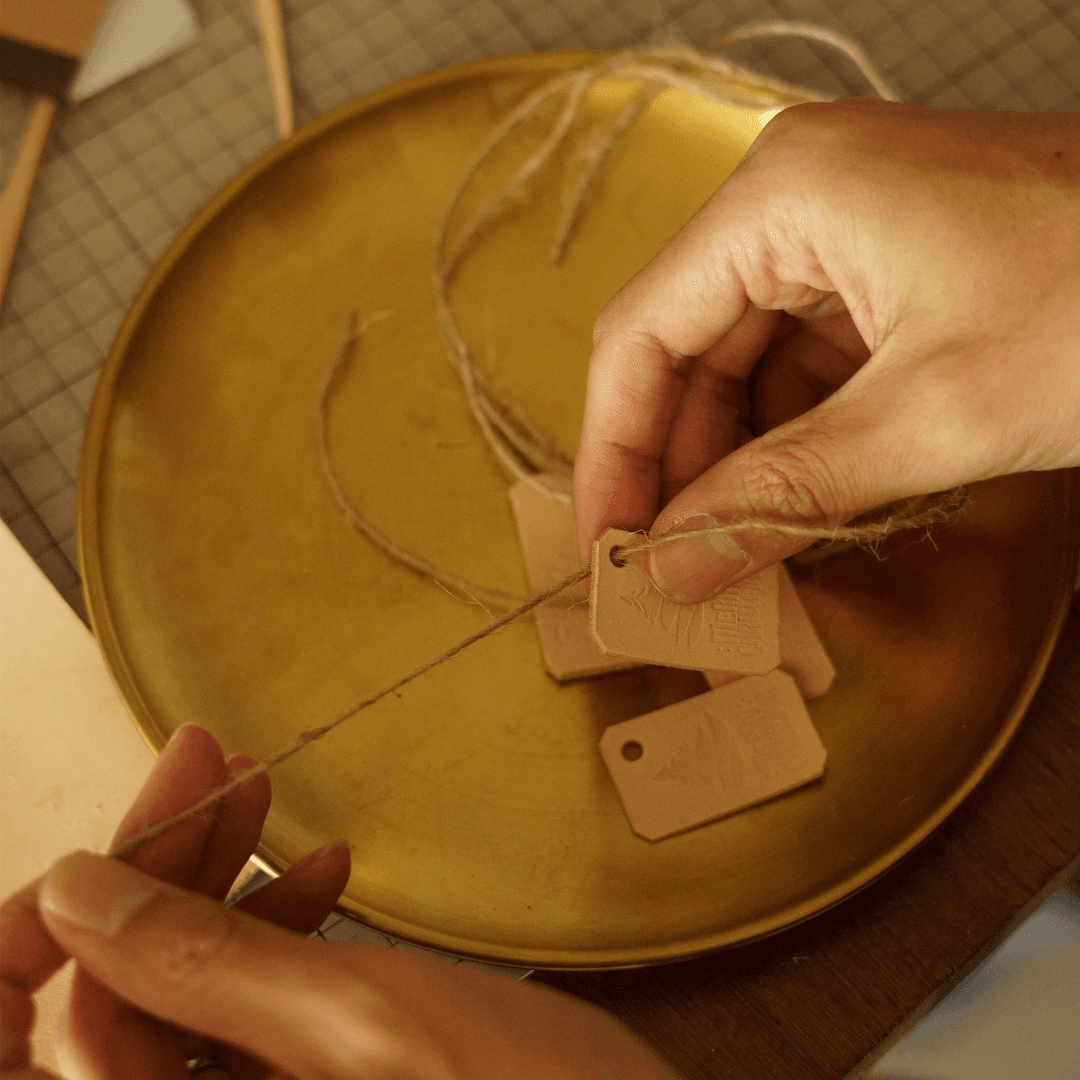 ヌメ革のクリスマスタグ／麻ひも付き（名入れ刻印可）ギフトを華やかに彩るレザーチャーム | 8枚目