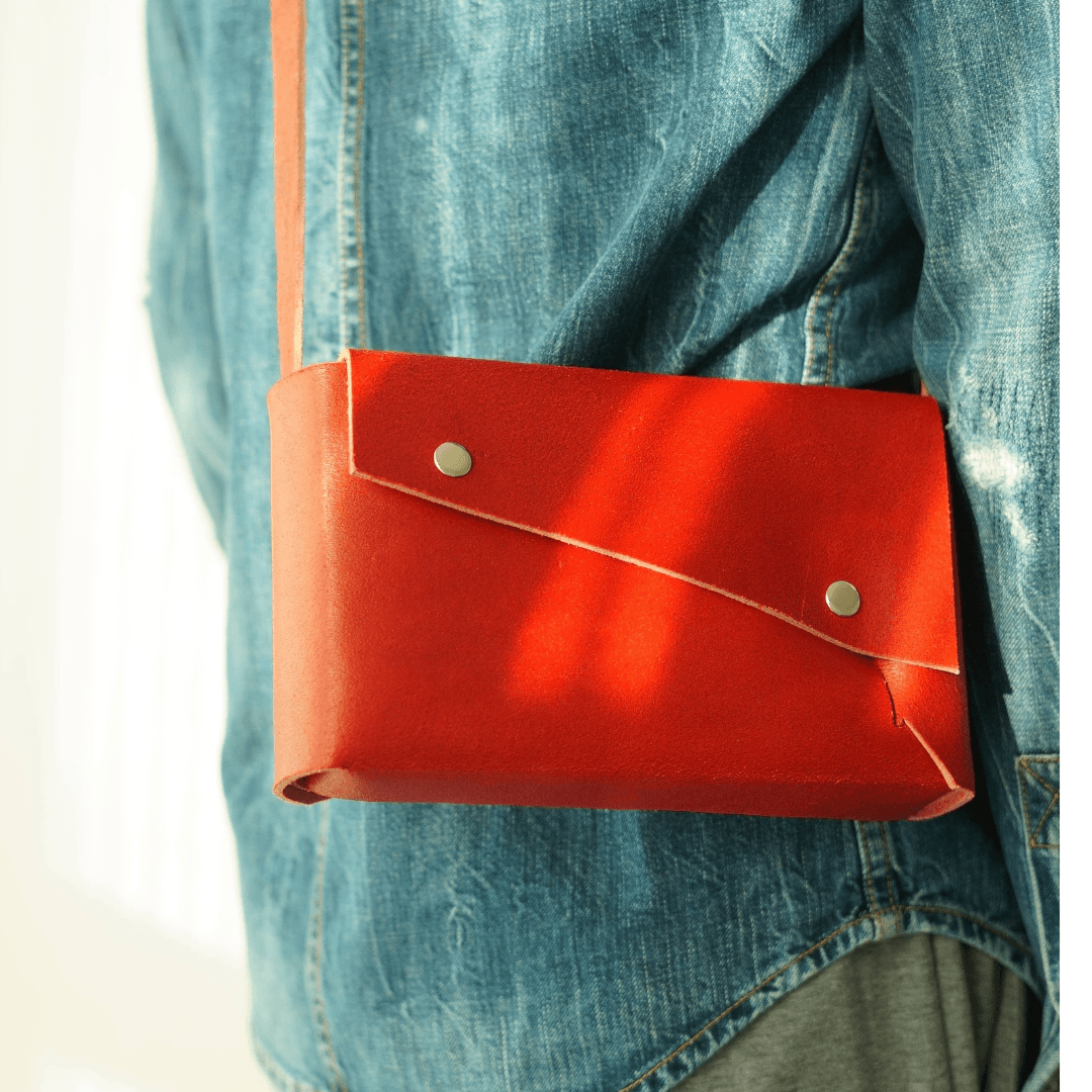 一枚革で仕立てた直線美。イタリアンレザーポシェット〈ダブルアクセス／3区画構造〉レッド