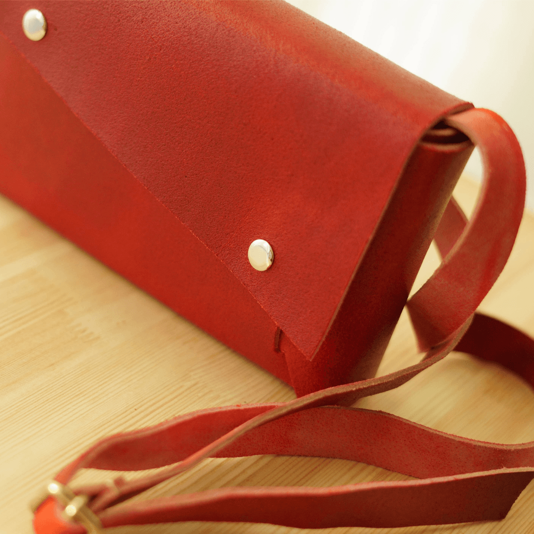 一枚革で仕立てた直線美。イタリアンレザーポシェット〈ダブルアクセス／3区画構造〉レッド | 18枚目