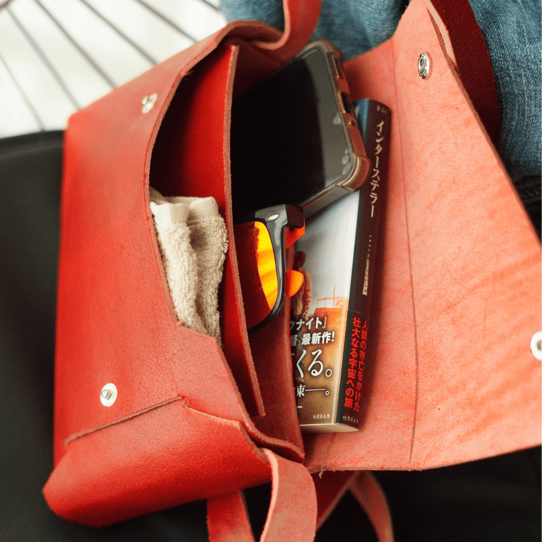 一枚革で仕立てた直線美。イタリアンレザーポシェット〈ダブルアクセス／3区画構造〉レッド | 9枚目