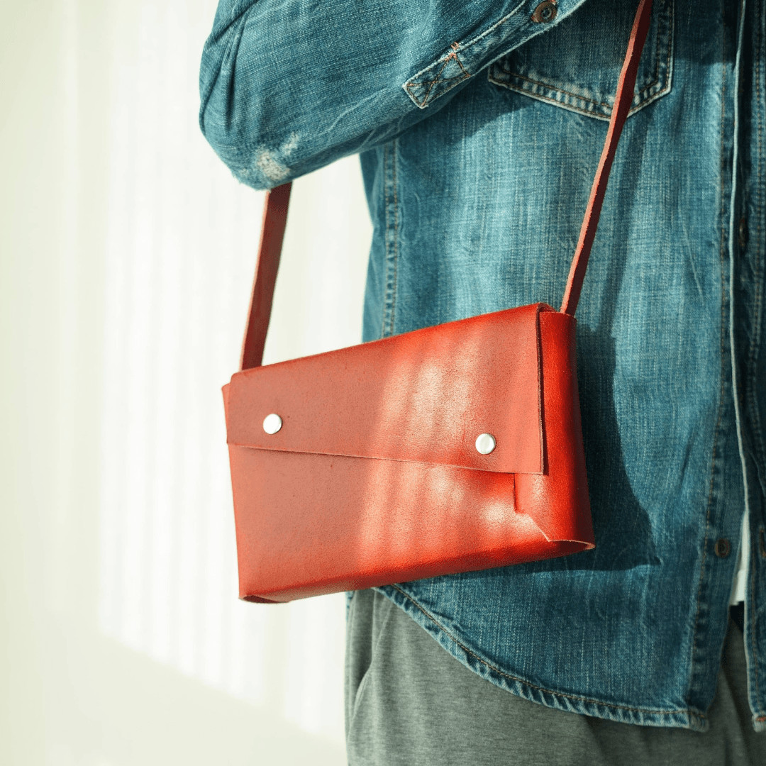 ステッチを排した一枚革の端正なシルエット。イタリアンレザーポシェット　ビビッドピンク | 9枚目