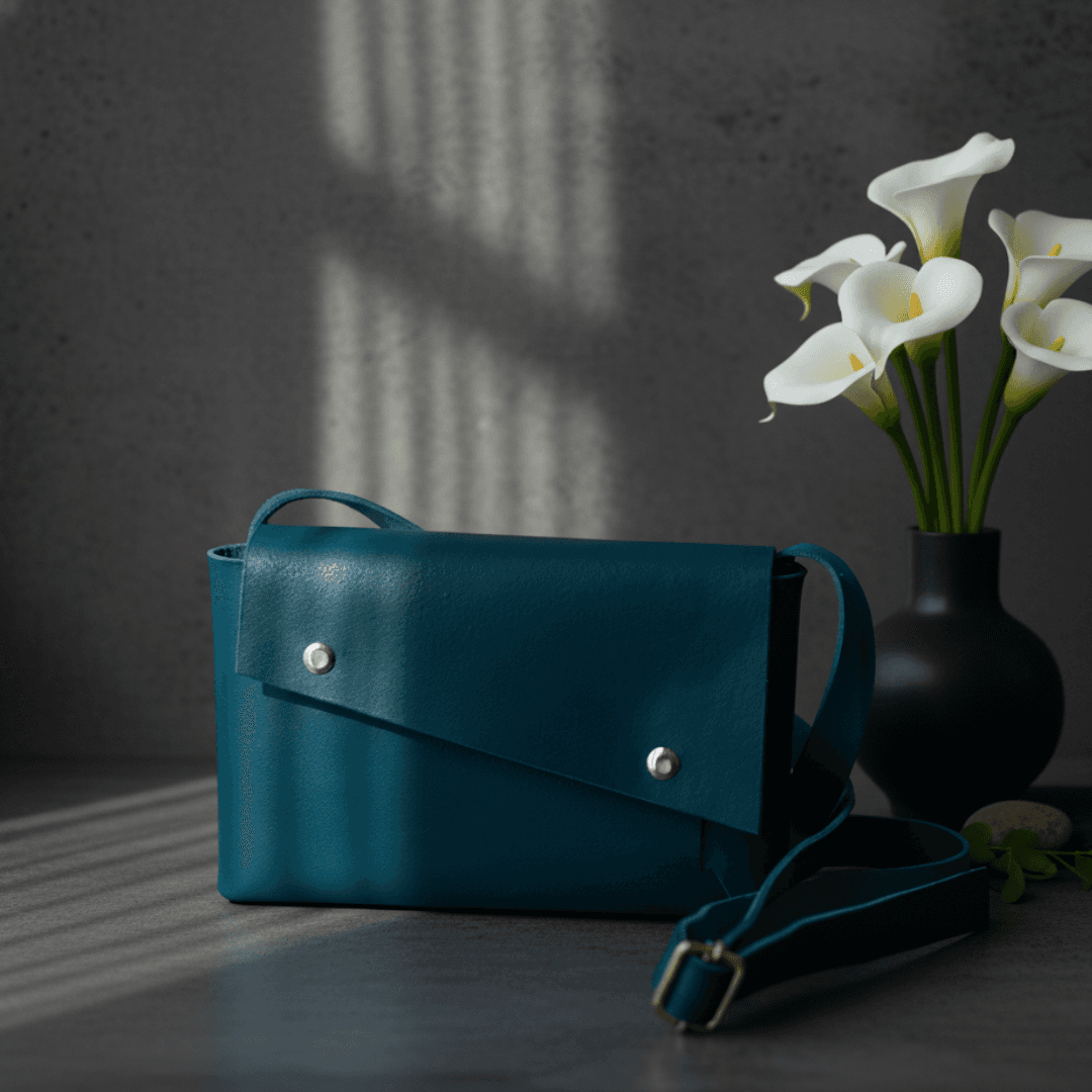 研ぎ澄まされた長方形の美。イタリアンレザー一枚革ポシェット〈3区画〉　ダークターコイズ1枚目の画像