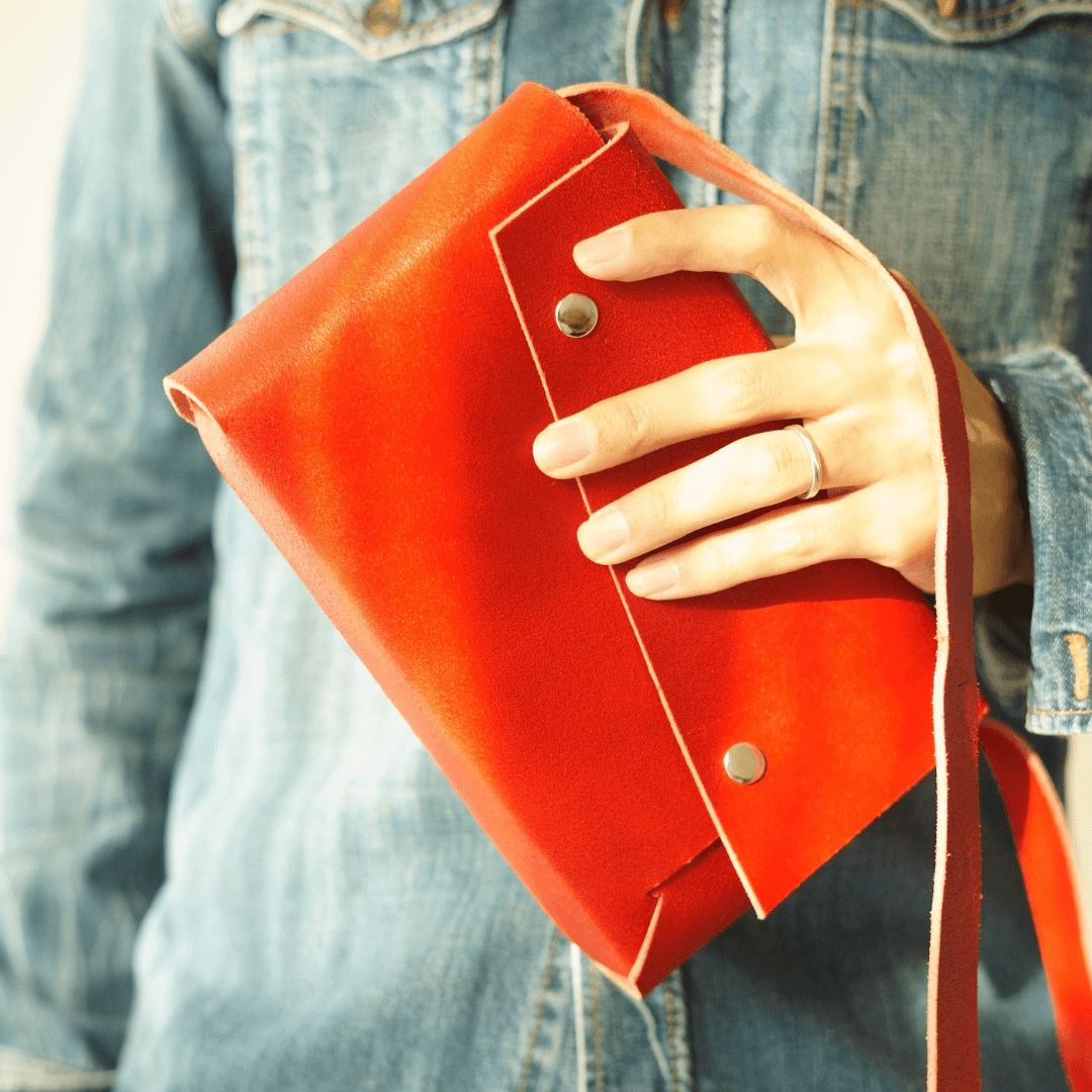 研ぎ澄まされた長方形の美。イタリアンレザー一枚革ポシェット〈3区画〉　ダークターコイズ | 13枚目