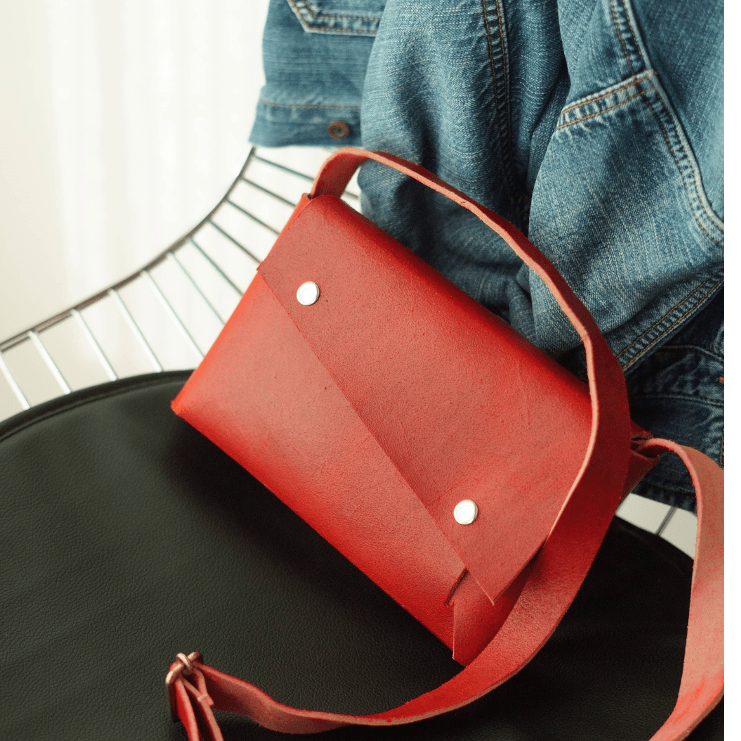 リーフグリーンの無縫製の一枚革でつくる、上質ミニマルポシェット〈イタリアンレザー〉 | 6枚目