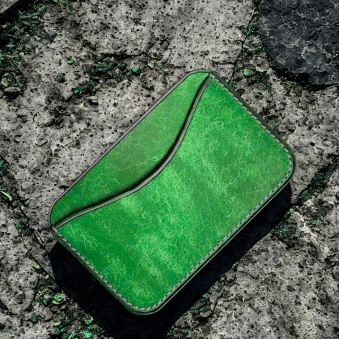 鮮やかなグリーンに心奪われる本革カードホルダー｜一枚革のミニケース1枚目の画像