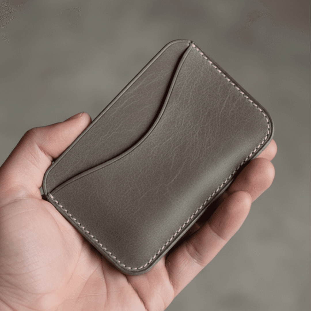 上品なグレージュの本革カードホルダー〈刻印対応〉1枚目の画像