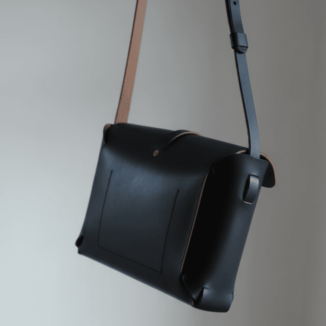 クロムエクセル茶芯ブラックのミニマルショルダーバッグ｜真鍮金具 | 2枚目