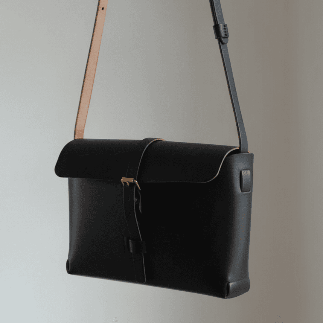 クロムエクセル茶芯ブラックのミニマルショルダーバッグ｜真鍮金具 | 3枚目