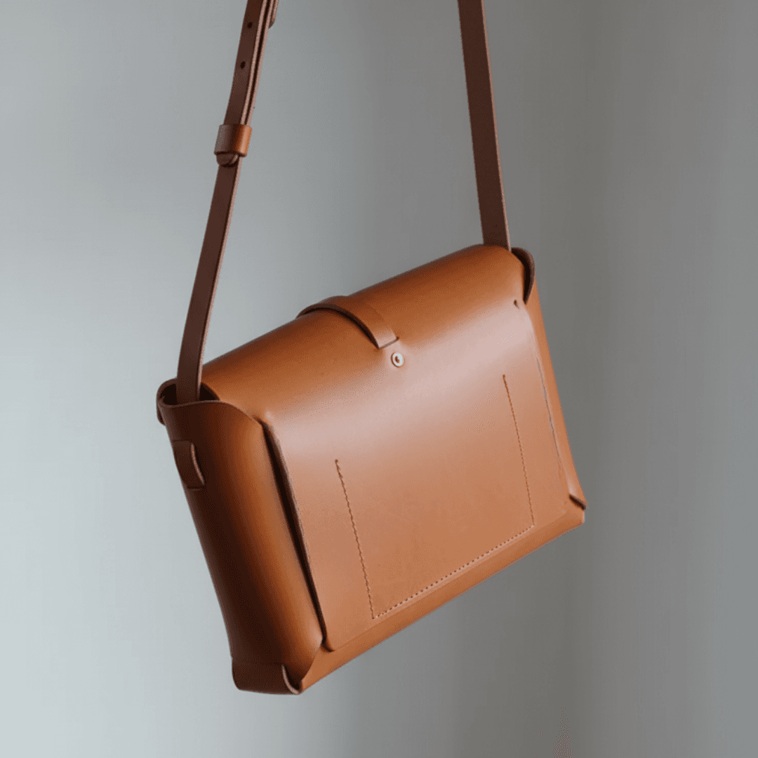 イタリアン植物タンニンなめし革・キャメルブラウンの一枚革サッチェル　ショルダーバッグ | 2枚目
