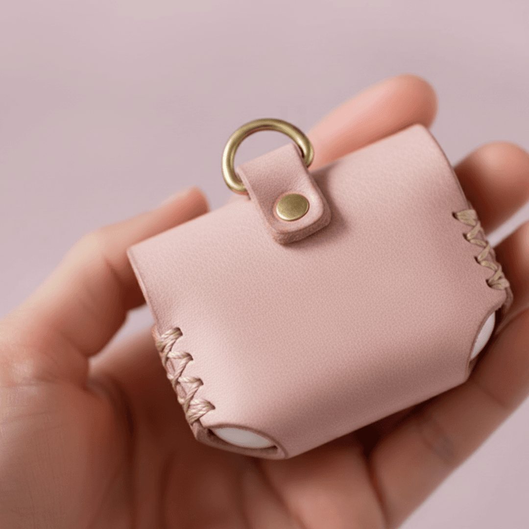パステルピンクの植物タンニンなめし革のAirPodsケース｜名入れ可・色変更可｜バッグ取り付けOK | 3枚目