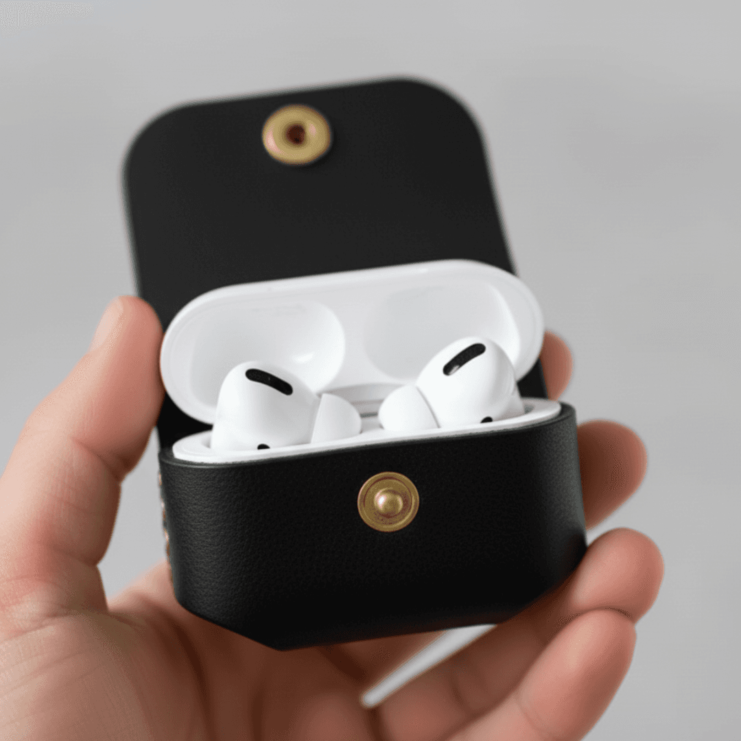 ブラック植物タンニンなめし革のAirPodsケース｜名入れ可・色変更可｜バッグ取り付けOK | 3枚目