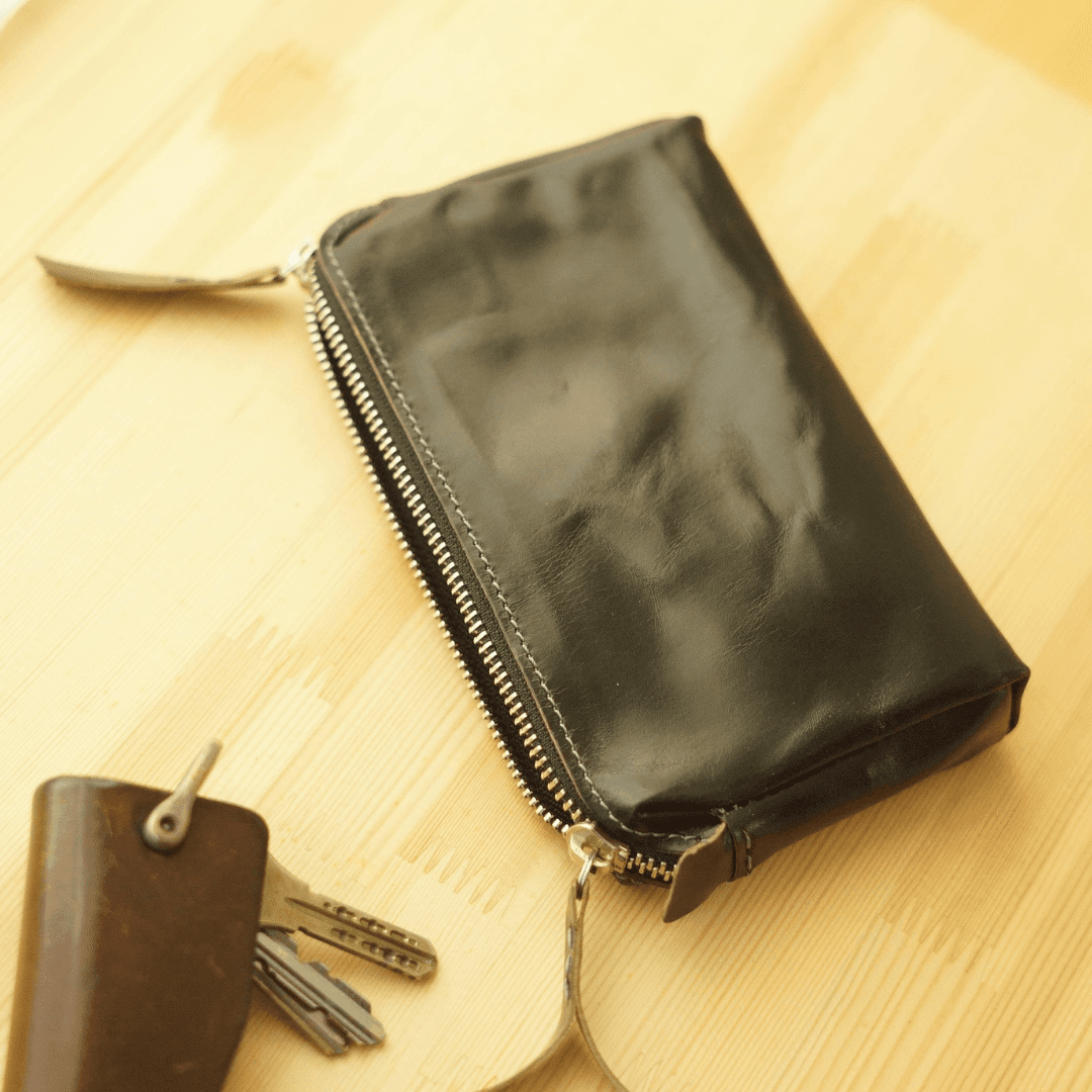 クロムエクセルレザーのダブルジップファスナーガジェットポーチ ブラック（茶芯）｜小物の収納に最適な上質レザーポーチ | 2枚目