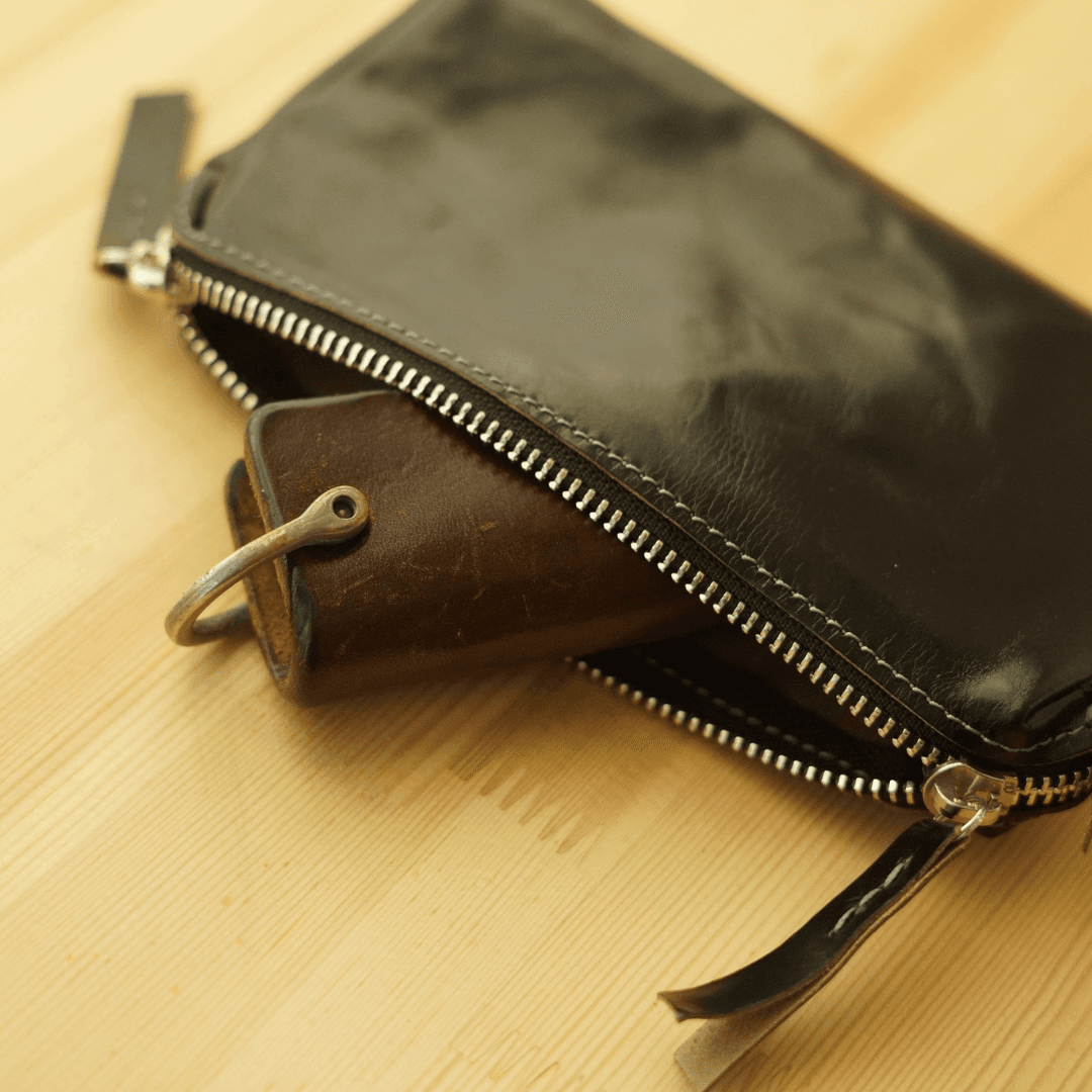 クロムエクセルレザーのダブルジップファスナーガジェットポーチ ブラック（茶芯）｜小物の収納に最適な上質レザーポーチ | 3枚目