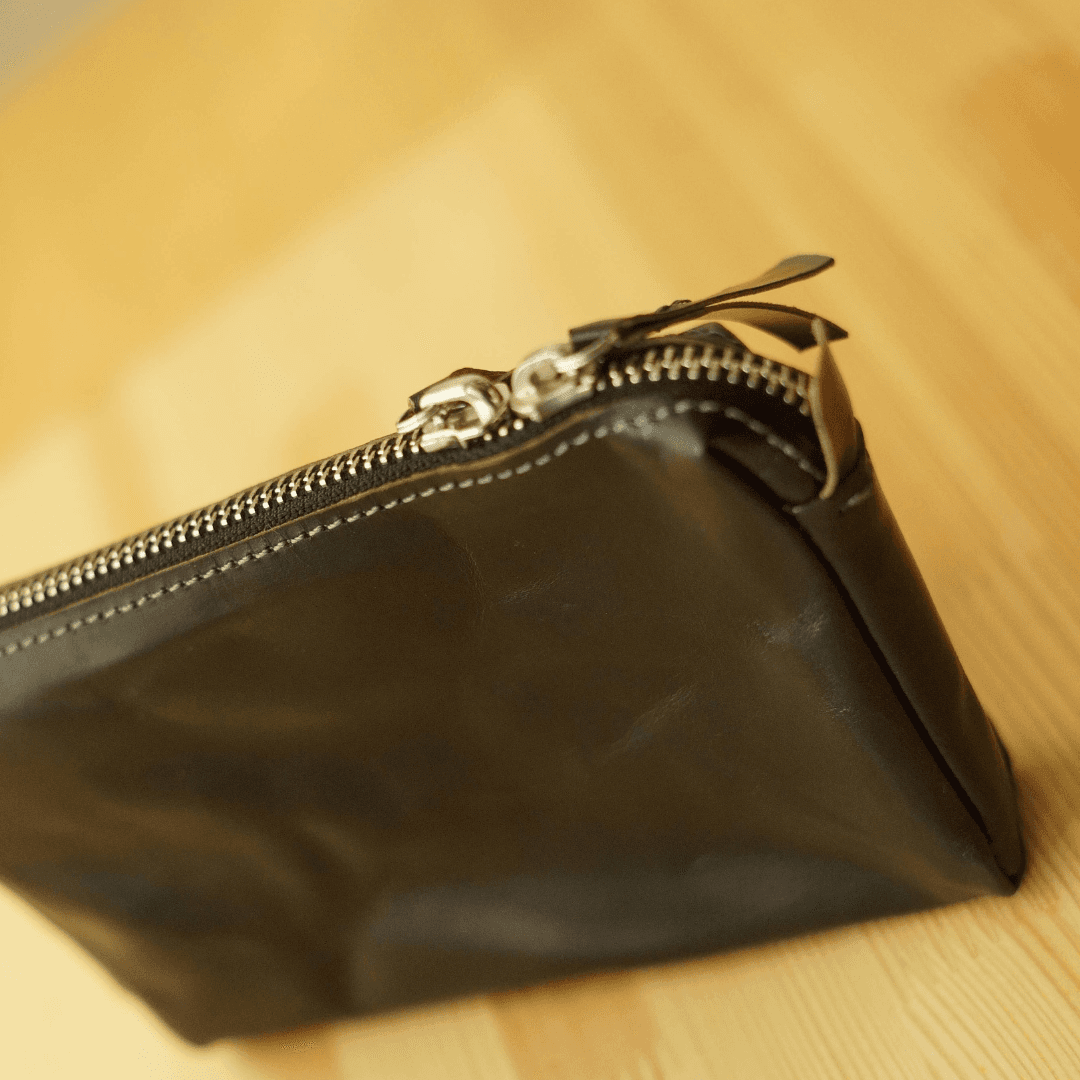 クロムエクセルレザーのダブルジップファスナーガジェットポーチ ブラック（茶芯）｜小物の収納に最適な上質レザーポーチ | 7枚目