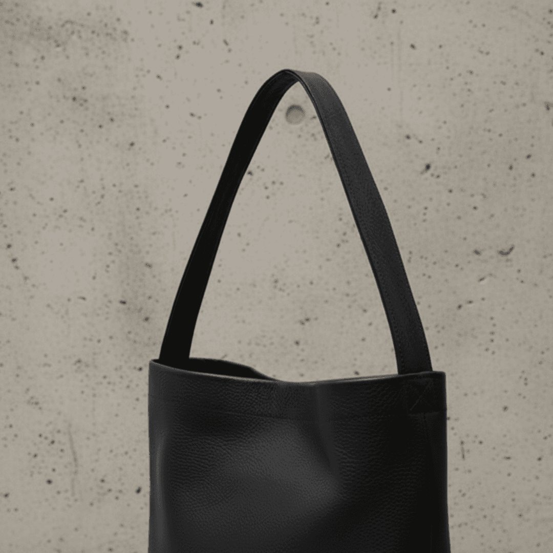 A4収納本革ワンショルダートート｜柔らかく身体になじむミニマルデザイン｜イタリアンブラックレザー | 5枚目