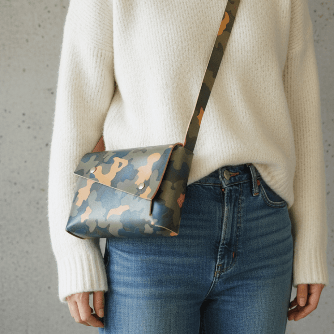 デッドストック植物タンニンなめし革栃木レザー 迷彩プリント ステッチレス・3区画ポシェット（ダブルアクセス） | 3枚目