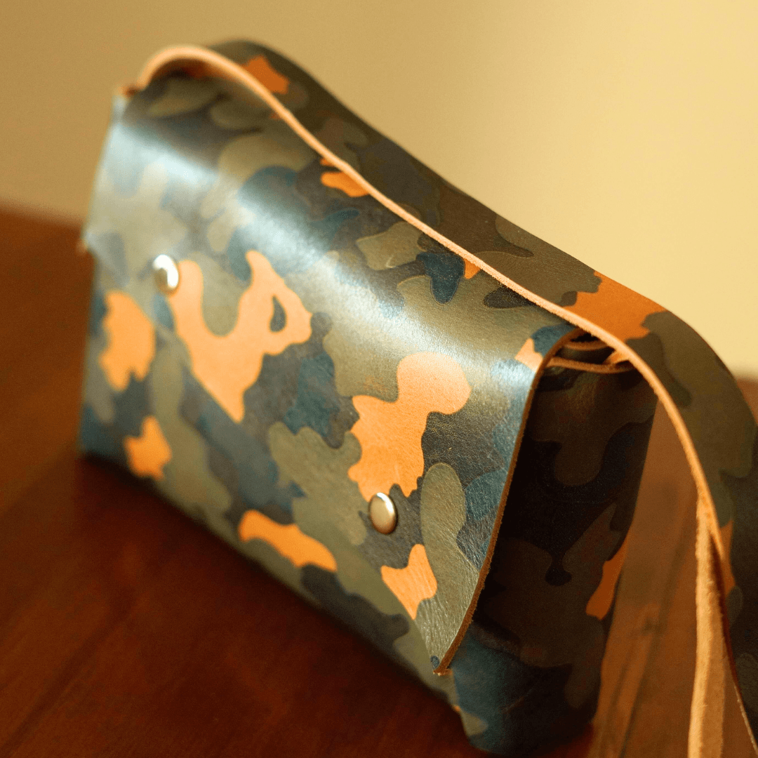 デッドストック植物タンニンなめし革栃木レザー 迷彩プリント ステッチレス・3区画ポシェット（ダブルアクセス） | 6枚目