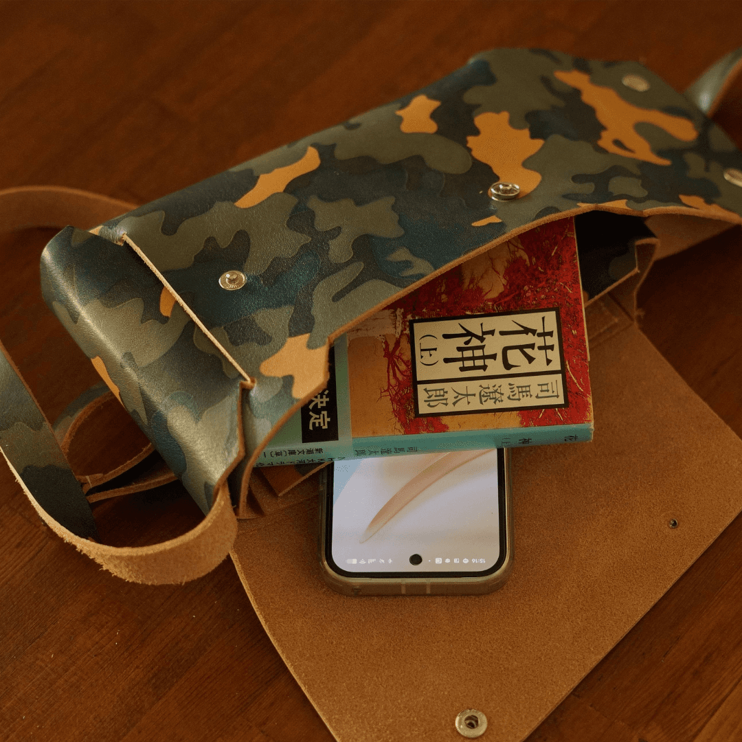 デッドストック植物タンニンなめし革栃木レザー 迷彩プリント ステッチレス・3区画ポシェット（ダブルアクセス） | 9枚目