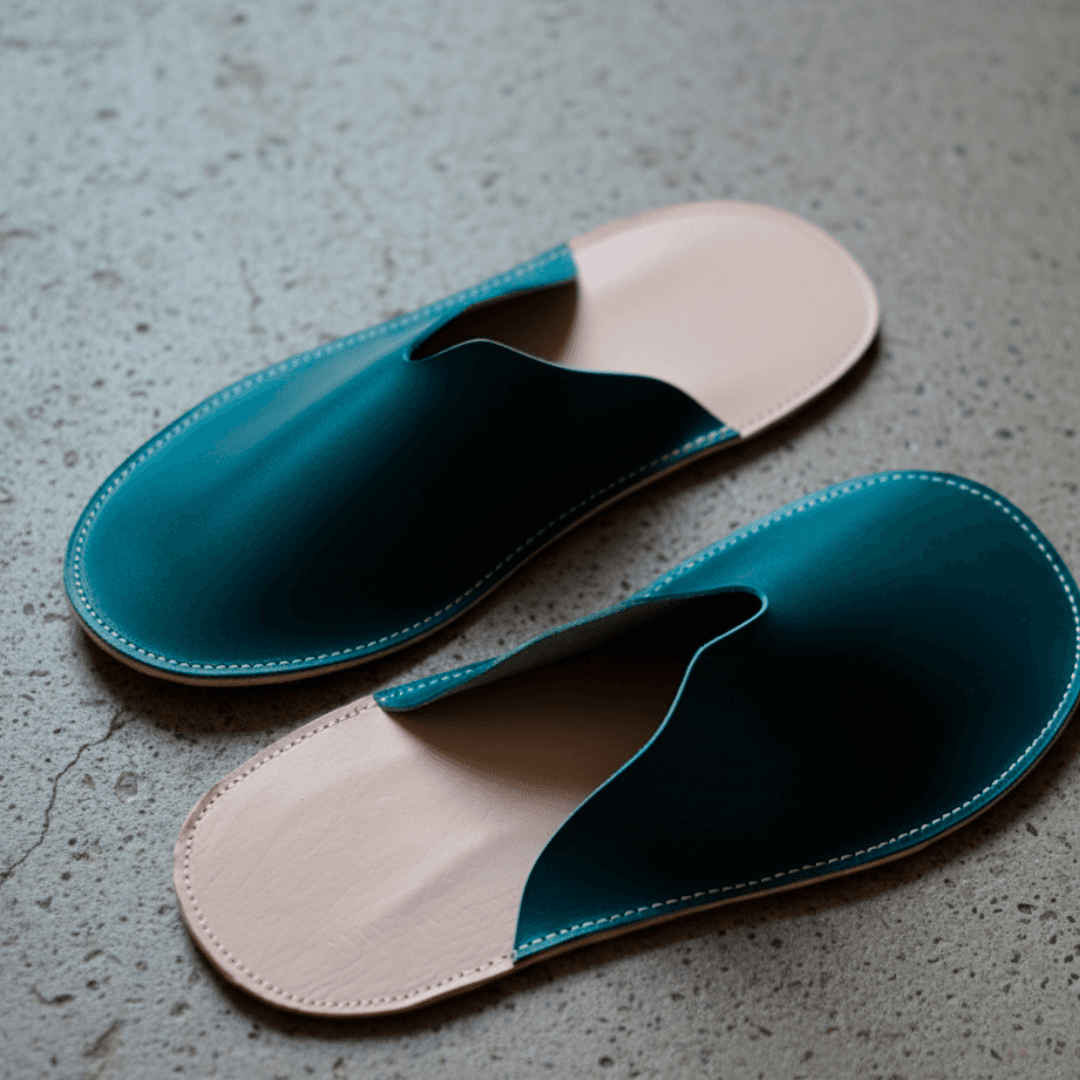 イタリアンレザーのルームシューズ｜ターコイズブルー × ヌメ革｜経年変化を楽しむ室内履き | 4枚目