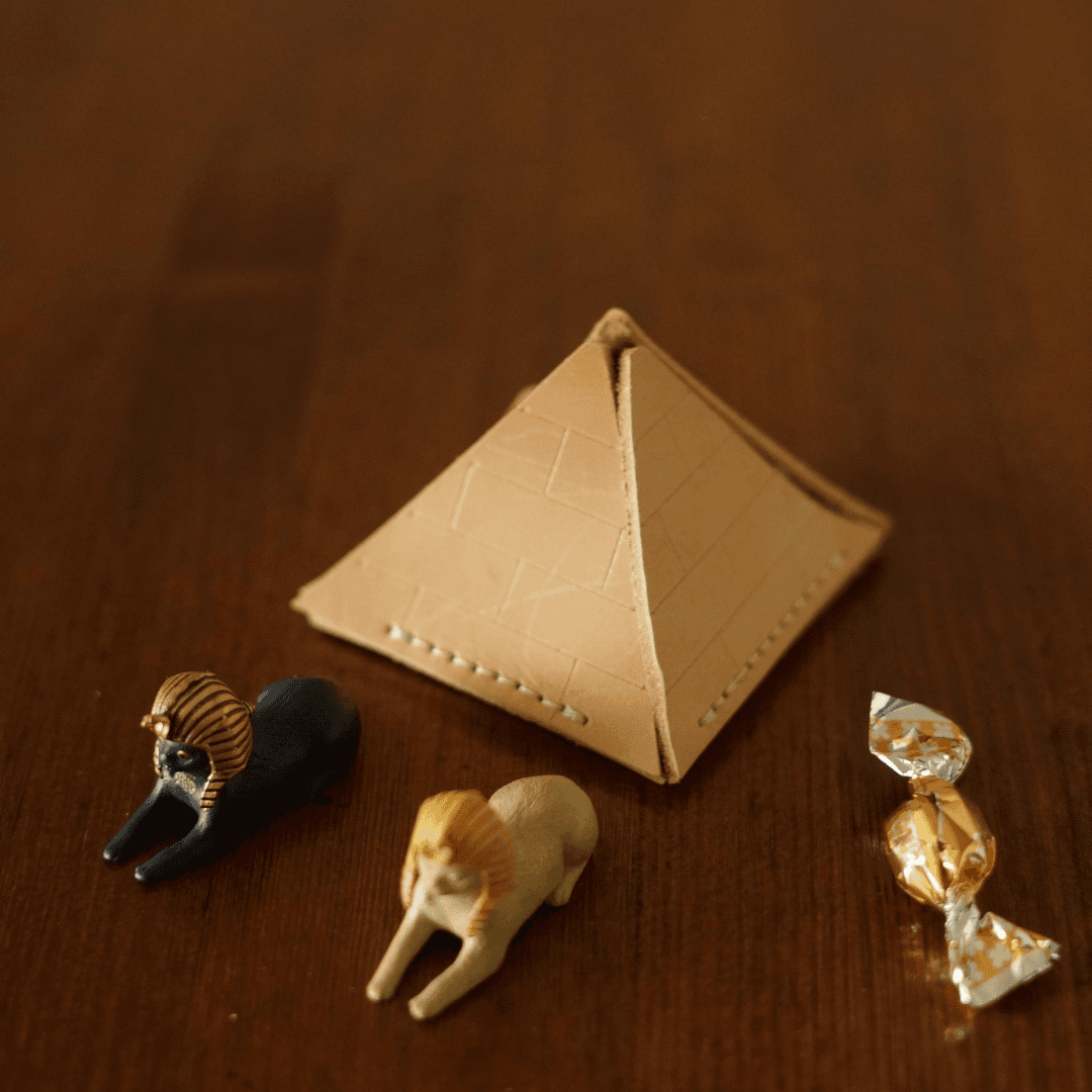 何を入れるかは、あなた次第。ヌメ革の小さなピラミッド　小物入れ　オブジェ1枚目の画像