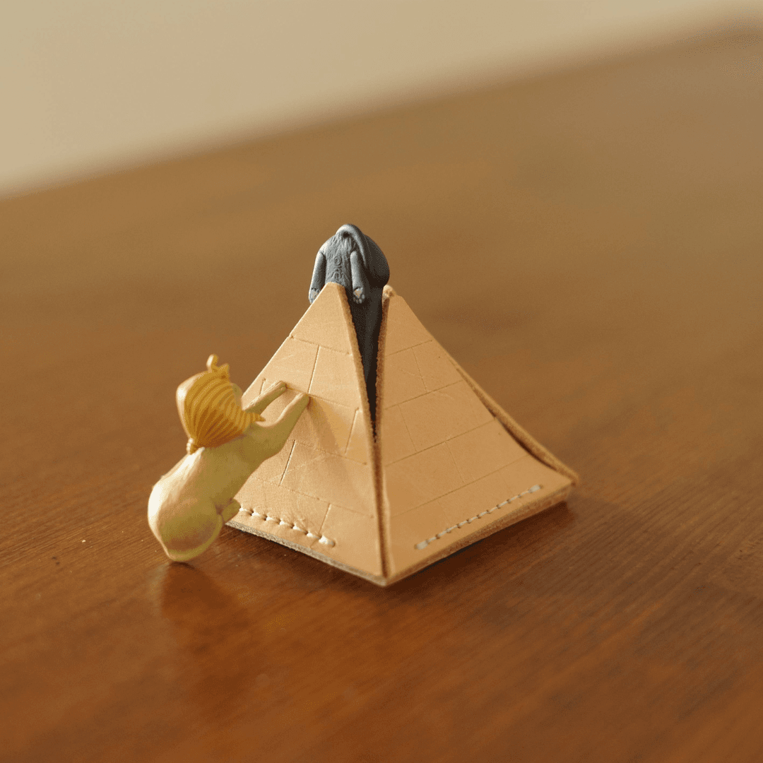 何を入れるかは、あなた次第。ヌメ革の小さなピラミッド　小物入れ　オブジェ | 2枚目