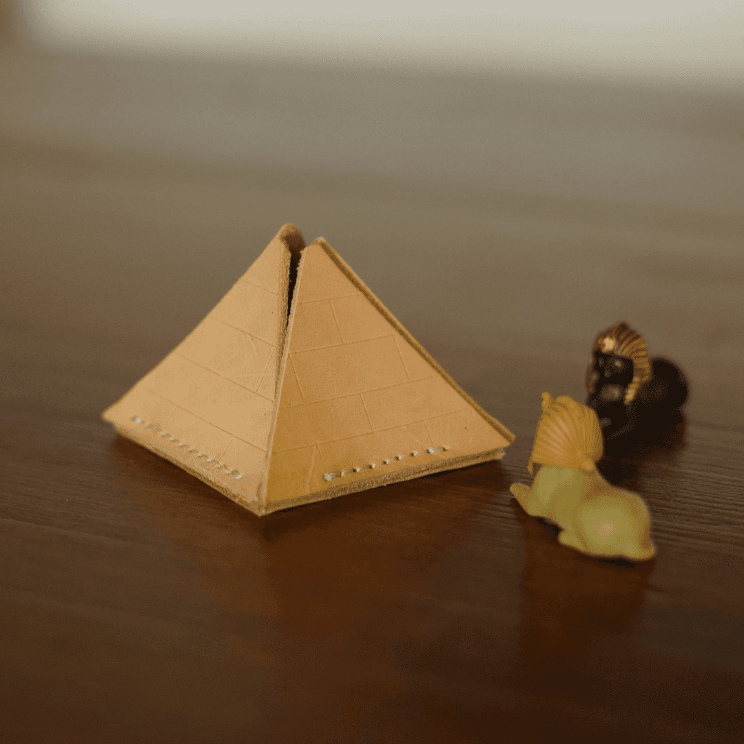 何を入れるかは、あなた次第。ヌメ革の小さなピラミッド　小物入れ　オブジェ | 3枚目