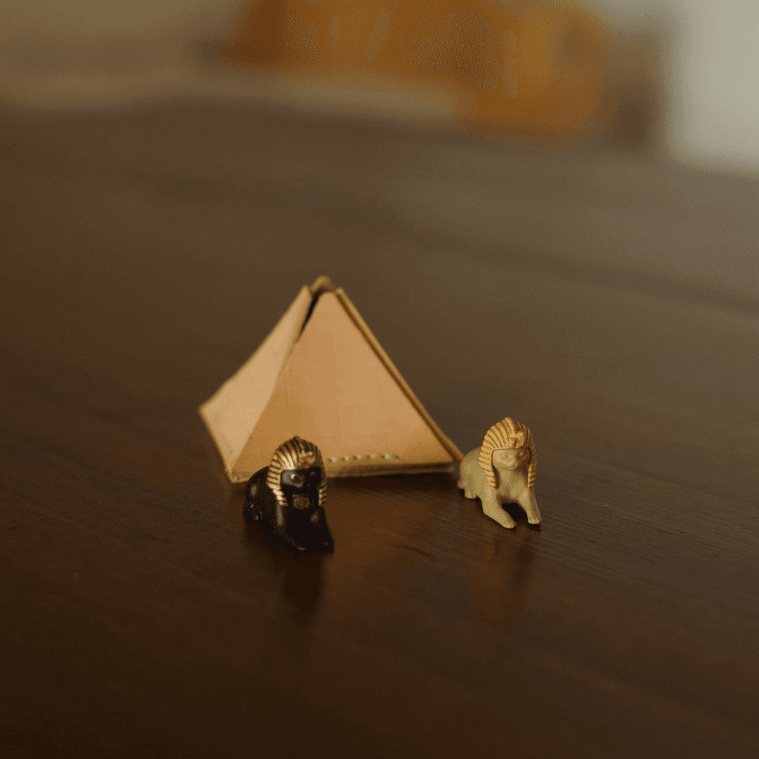 何を入れるかは、あなた次第。ヌメ革の小さなピラミッド　小物入れ　オブジェ | 5枚目