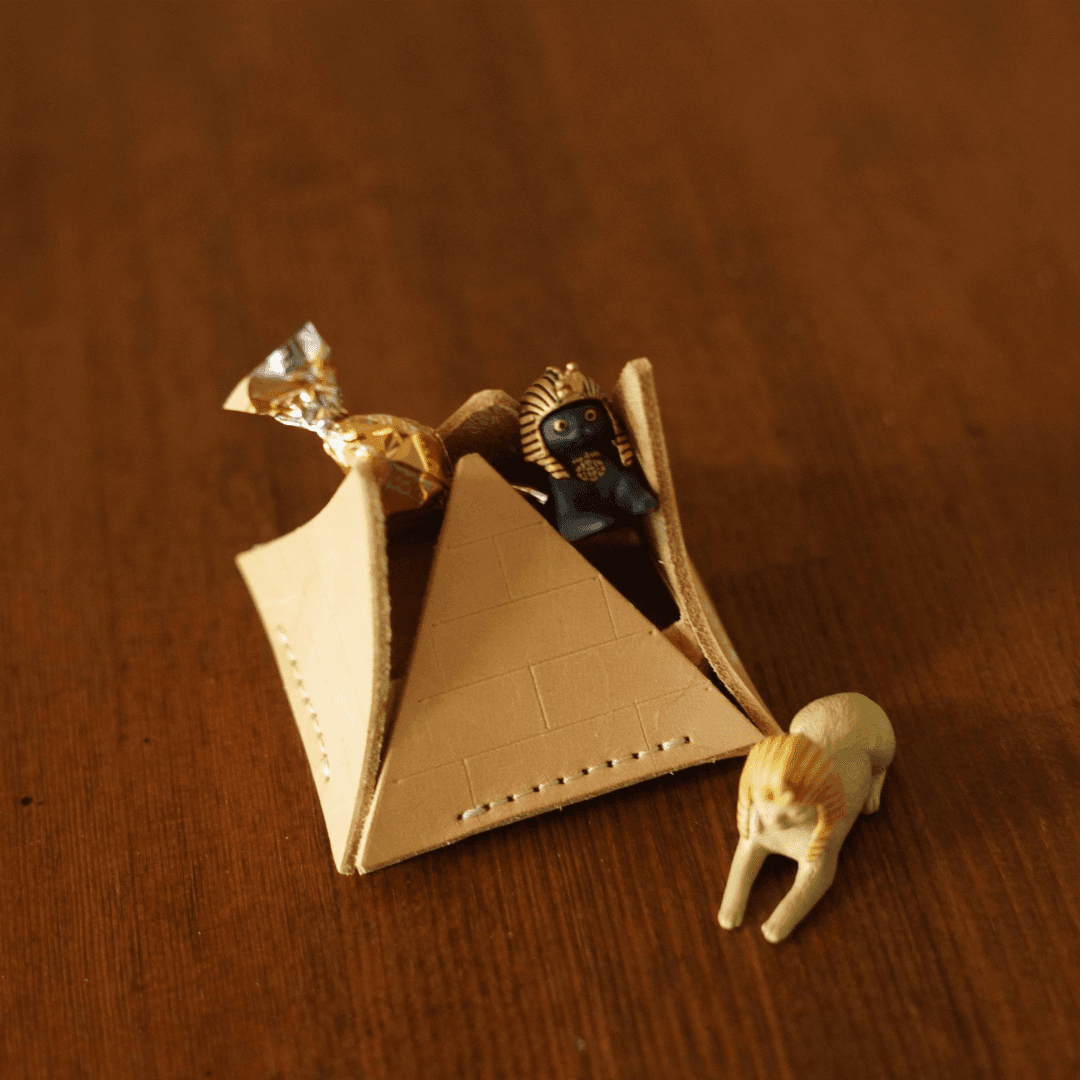 何を入れるかは、あなた次第。ヌメ革の小さなピラミッド　小物入れ　オブジェ | 6枚目