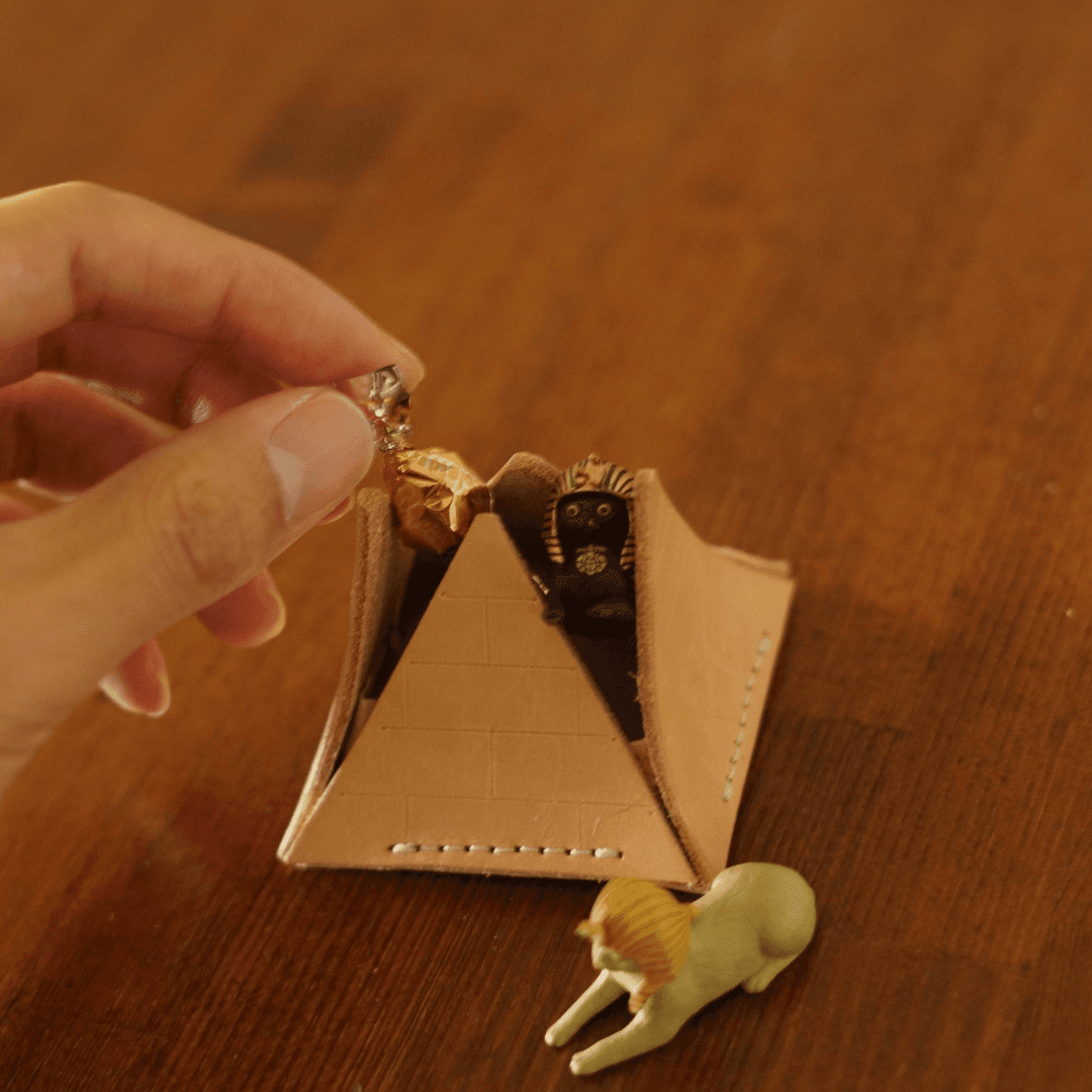 何を入れるかは、あなた次第。ヌメ革の小さなピラミッド　小物入れ　オブジェ | 7枚目