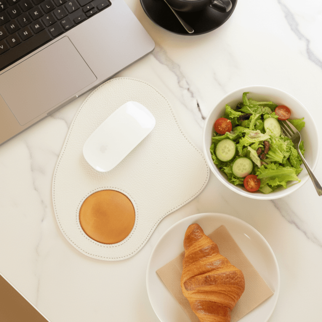 目玉焼き レザーマウスパッド｜黄身クッションのアームレスト付き｜デスクが楽しくなる本革マウスパッド1枚目の画像