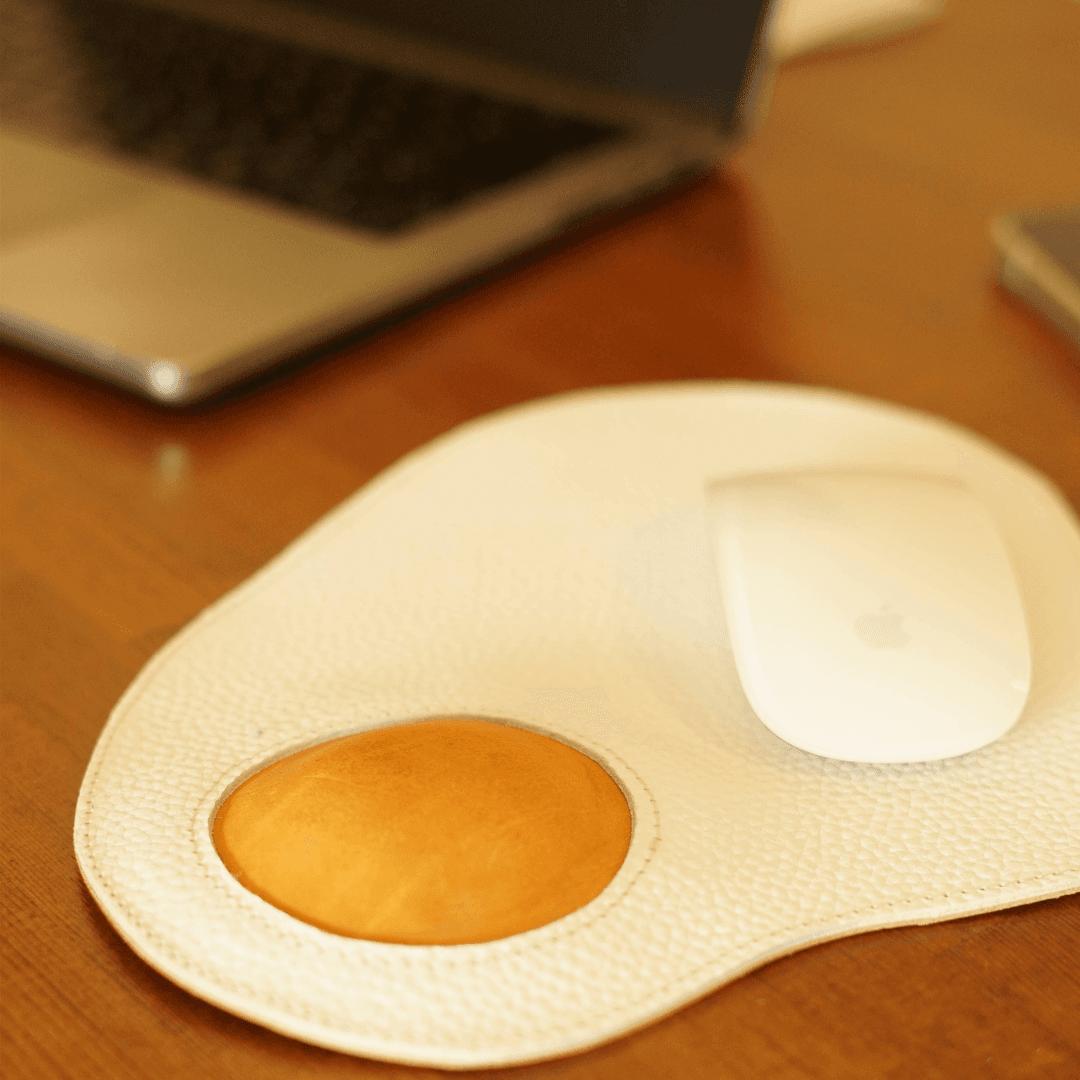 目玉焼き レザーマウスパッド｜黄身クッションのアームレスト付き｜デスクが楽しくなる本革マウスパッド | 4枚目