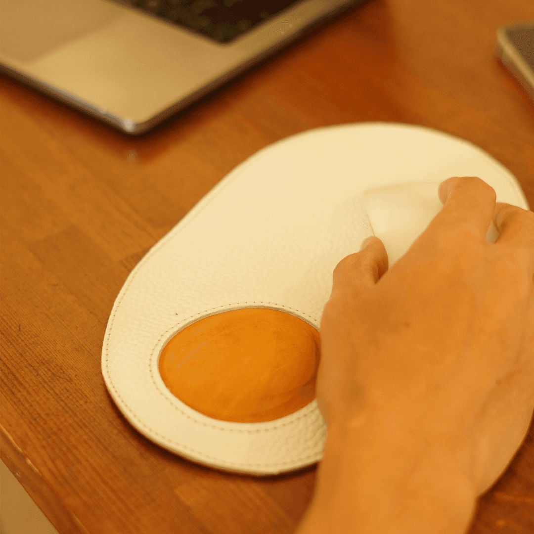 目玉焼き レザーマウスパッド｜黄身クッションのアームレスト付き｜デスクが楽しくなる本革マウスパッド | 5枚目