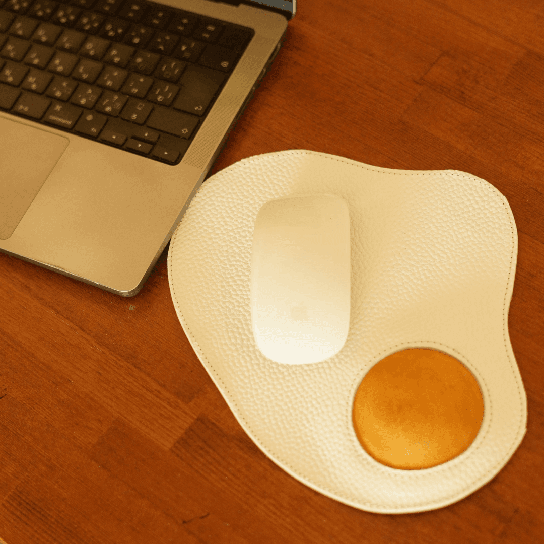 目玉焼き レザーマウスパッド｜黄身クッションのアームレスト付き｜デスクが楽しくなる本革マウスパッド | 7枚目