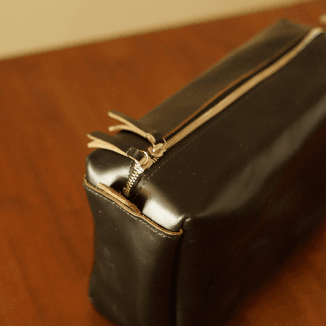 ホーウィン クロムエクセルレザーのファスナーポーチ｜育てる革のシンプルポーチ | 13枚目