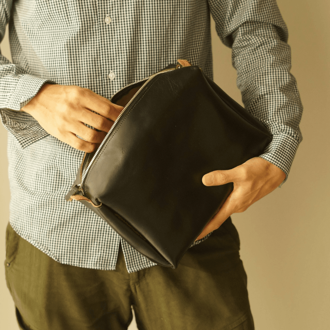 ホーウィン クロムエクセルレザーのファスナーポーチ｜育てる革のシンプルポーチ | 4枚目