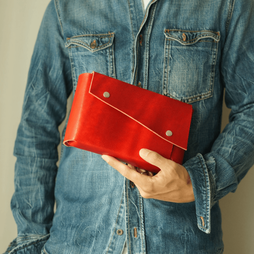 長方形の直線が宿る、一枚革ポシェット。グレーのイタリアンレザーの静かな存在感 | 15枚目