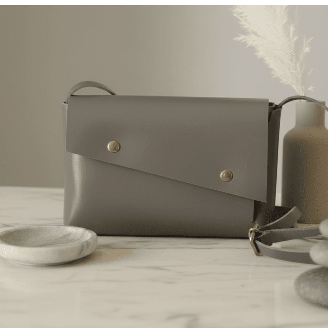 長方形の直線が宿る、一枚革ポシェット。グレーのイタリアンレザーの静かな存在感 | 2枚目