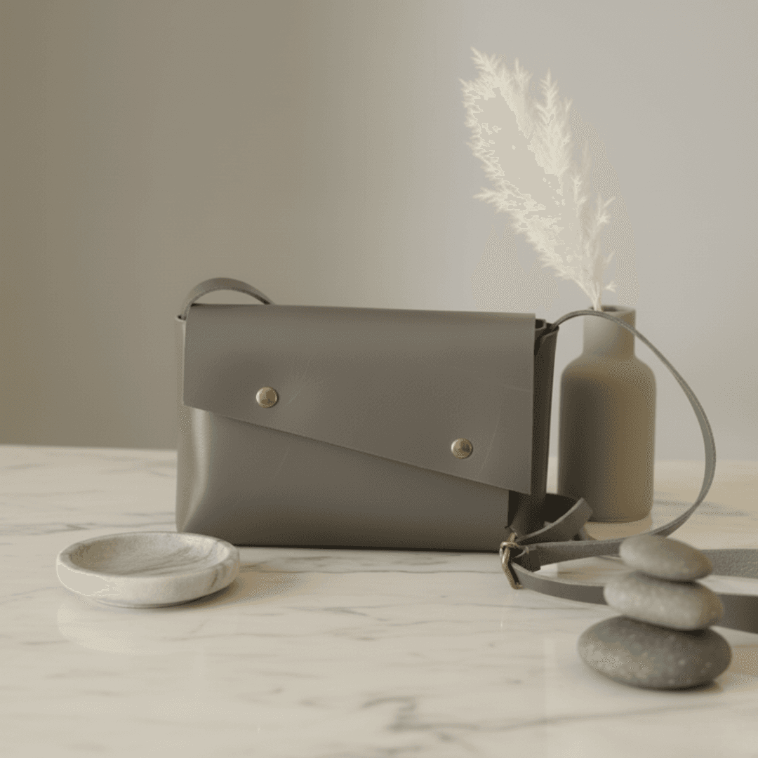 長方形の直線が宿る、一枚革ポシェット。グレーのイタリアンレザーの静かな存在感 | 3枚目