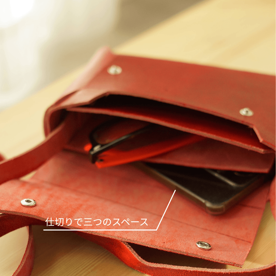 長方形の直線が宿る、一枚革ポシェット。グレーのイタリアンレザーの静かな存在感 | 4枚目